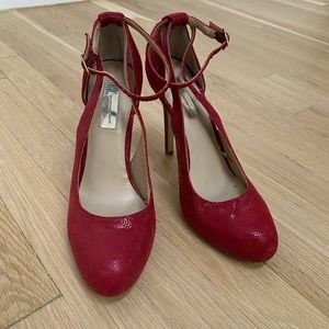 INC red pumps